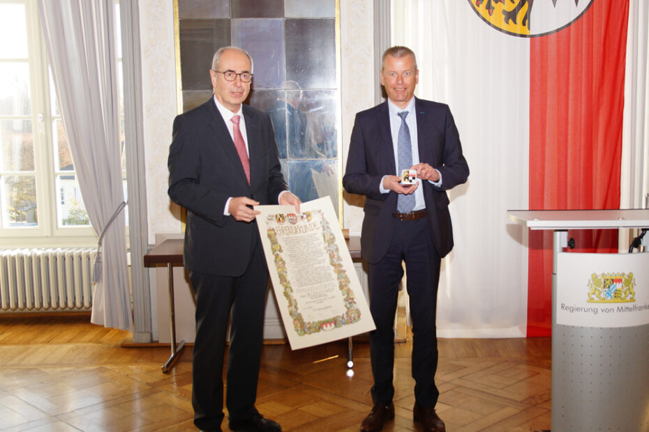 Verleihung des Frankenwürfels durch Regierungspräsident Dr. Thomas Bauer an den mittelfränkischen Preisträger Dr. Ulrich Maly am 11.11.2021 in Ansbach