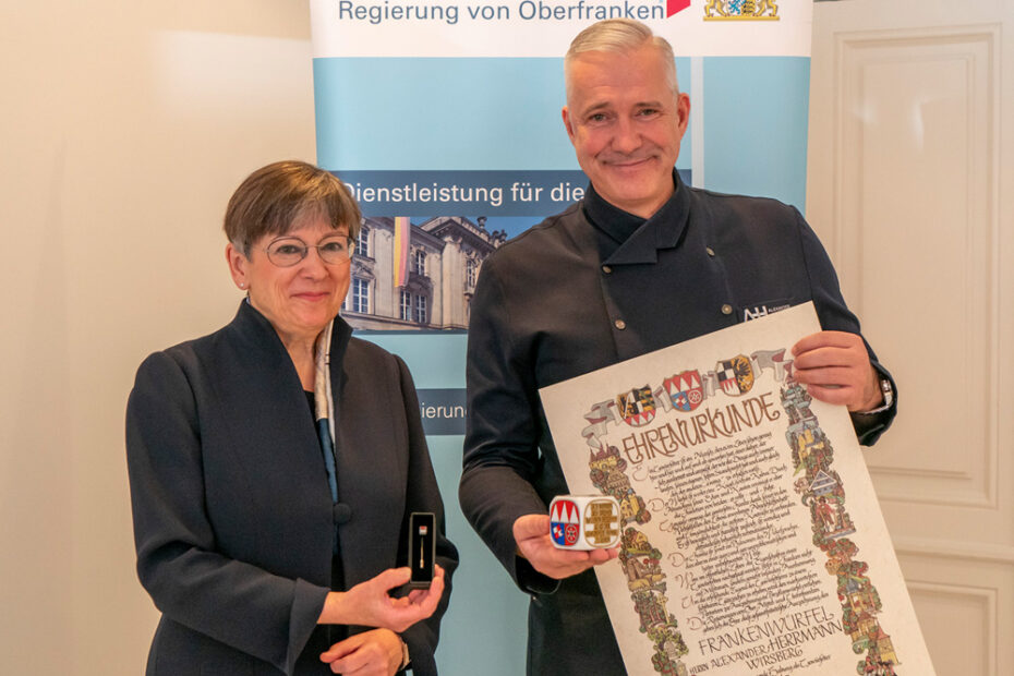 Regierungspräsidentin Heidrun Piwernetz mit oberfränkischem Preisträger 2022 Alexander Herrmann