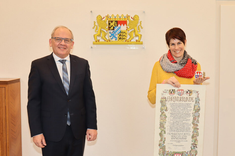 Regierungspräsident Dr. Eugen Ehmann mit Preisträgerin Ute Leyh