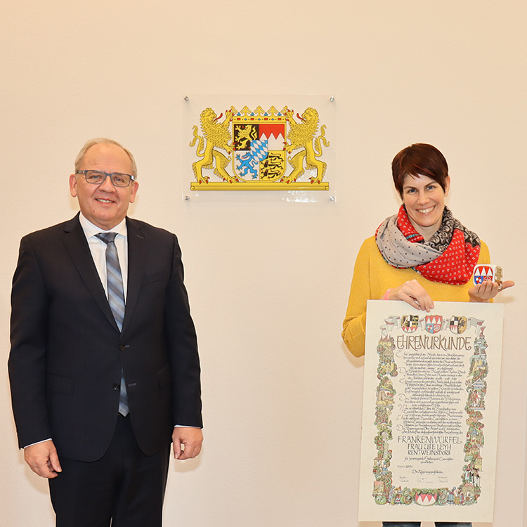 Regierungspräsident von Unterfranken Dr. Eugen Ehmann mit Erlebnisbäuerin Ute Leyh aus Losbergsgereuth
