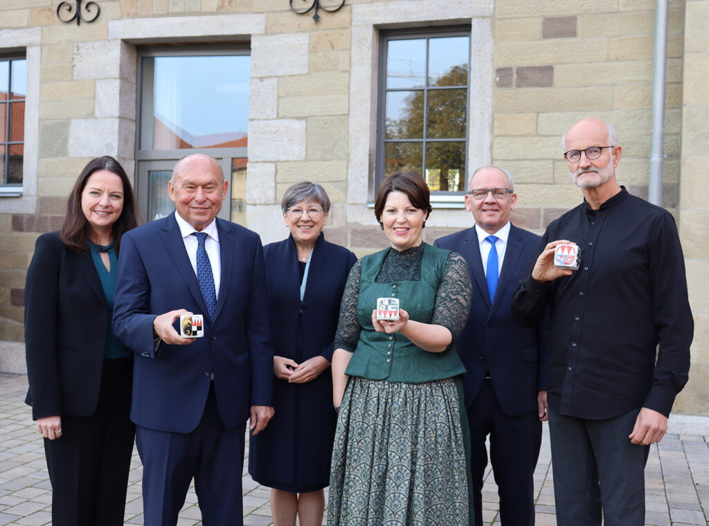 Fränkische Regierungspräsidentinnen und Regierungspräsident mit Frankenwürfel-Preisträgern 2022