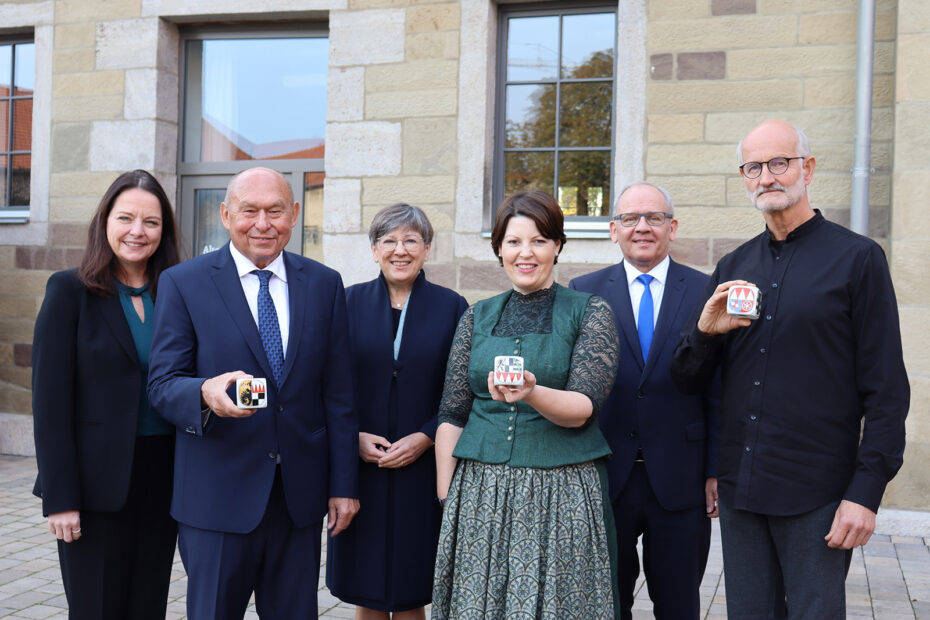 Frankenwürfel-Preisträger 2022 mit fränkischen Regierungspräsidentinnen und Regierungspräsident